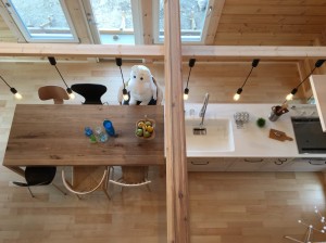 ③2階から見たLDK　ナラ材の節が味のある無垢のテーブルにそれぞれデザインの違う北欧モダンのチェアーを合わせました　